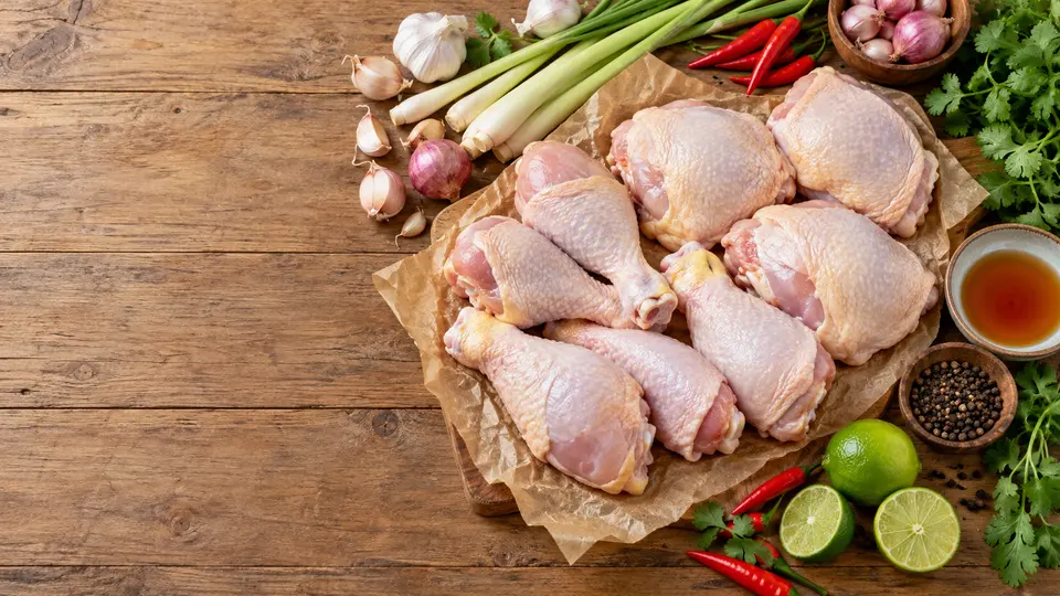Gà tươi cùng tỏi, sả, ớt, chanh và nước mắm